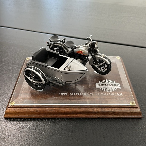 Harley-Davidson Rare Silver 1933 Motorcycle Sidecar Bank With Stand & Glass Base - Picture 2 of 13